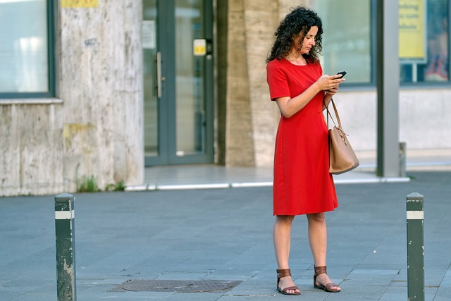 スマートフォン　操作　女性　街で